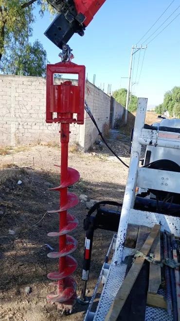 Barrena roja montada en camión grúa AICSA TELECOM