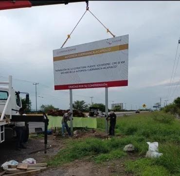 Trabajador revisando equipo en van blanca
