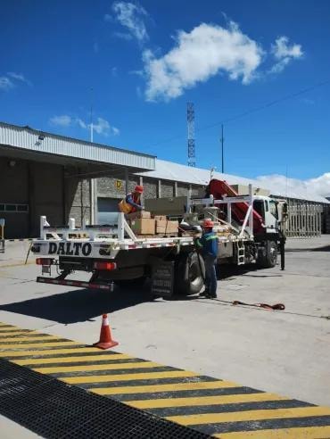 Camión DALTO con trabajadores en sitio de obra