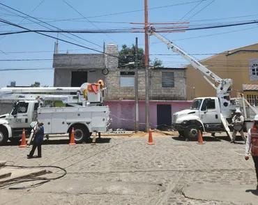Dos camiones de servicio trabajando en líneas eléctricas
