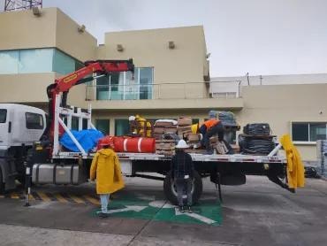 Instalación de semáforo en calle urbana con conos