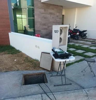 Instalación de equipo en exterior de casa