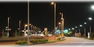 Alumbrado público LED en avenida nocturna