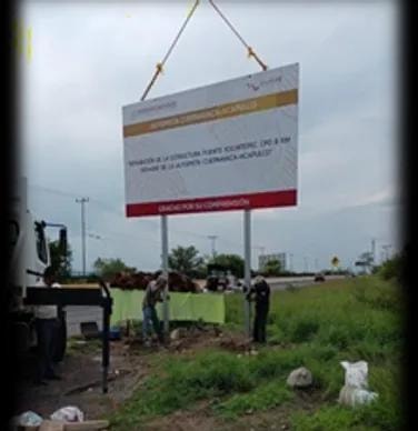 Maniobra de obra civil con grúa en construcción